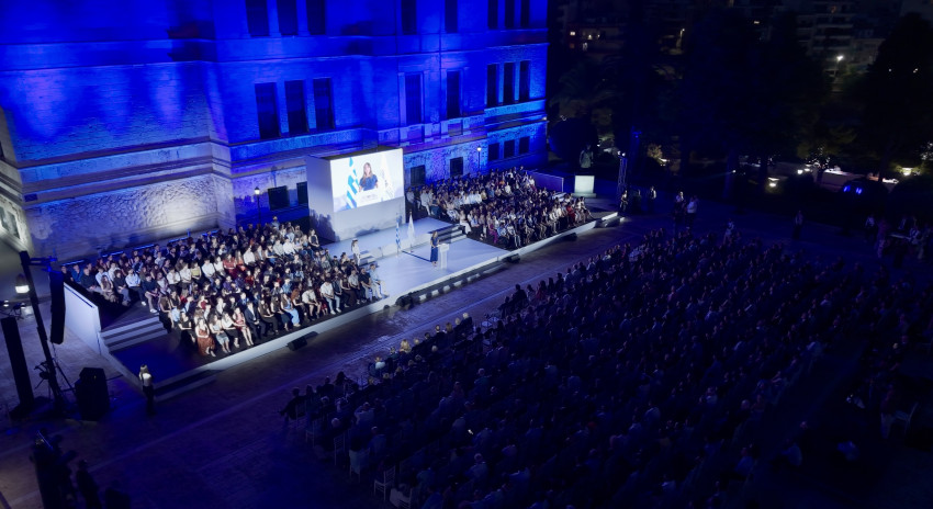   Στιγμιότυπο από την εκδήλωση της απονομής υποτροφιών της Ένωσης Ελλήνων Εφοπλιστών, για το ακαδημαϊκό έτος 2026-2027, στο πλαίσιο του προγράμματός της «ΣΥΝ-ΕΝΩΣΙΣ ΓΙΑ ΤΗΝ ΠΑΙΔΕΙΑ», την Πέμπτη 9 Ιουλίου 2026, στη Σχολή Ναυτικών Δοκίμων 