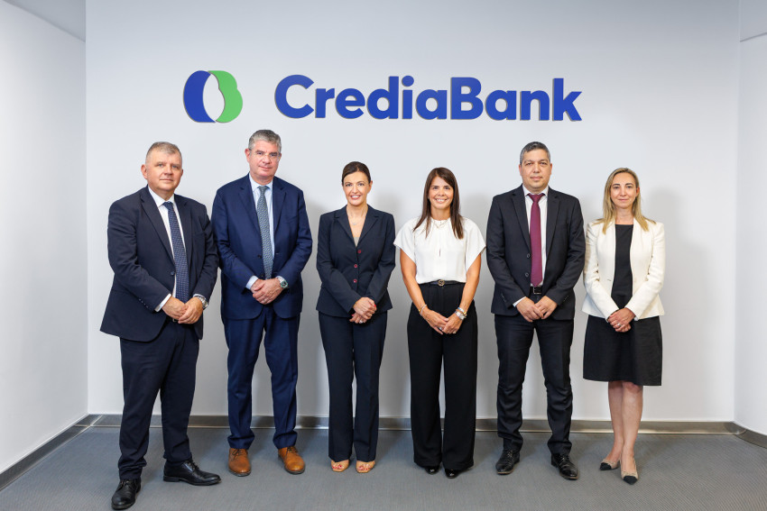 Κωνσταντίνος Χριστοδούλου, Chief Corporate Banking Officer CrediaBank – Γιάννης Τσακίρης, Αντιπρόεδρος της ΕΤΕπ – Ελένη Βρεττού, CEO CrediaBank – Ειρήνη Μποτονάκη, Global Relationship Manager, Banking Sector, Greece &amp; Cyprus Financial Institutions Department της ΕΤΕπ - Μιχάλης Ορφανάκος, Senior Director Corporate Banking Middle Office CrediaBank – Μαριάννα Ναθαναήλ, Επικεφαλής του Γραφείου της Αθήνας της ΕΤΕπ/ φωτο: ΔΤ