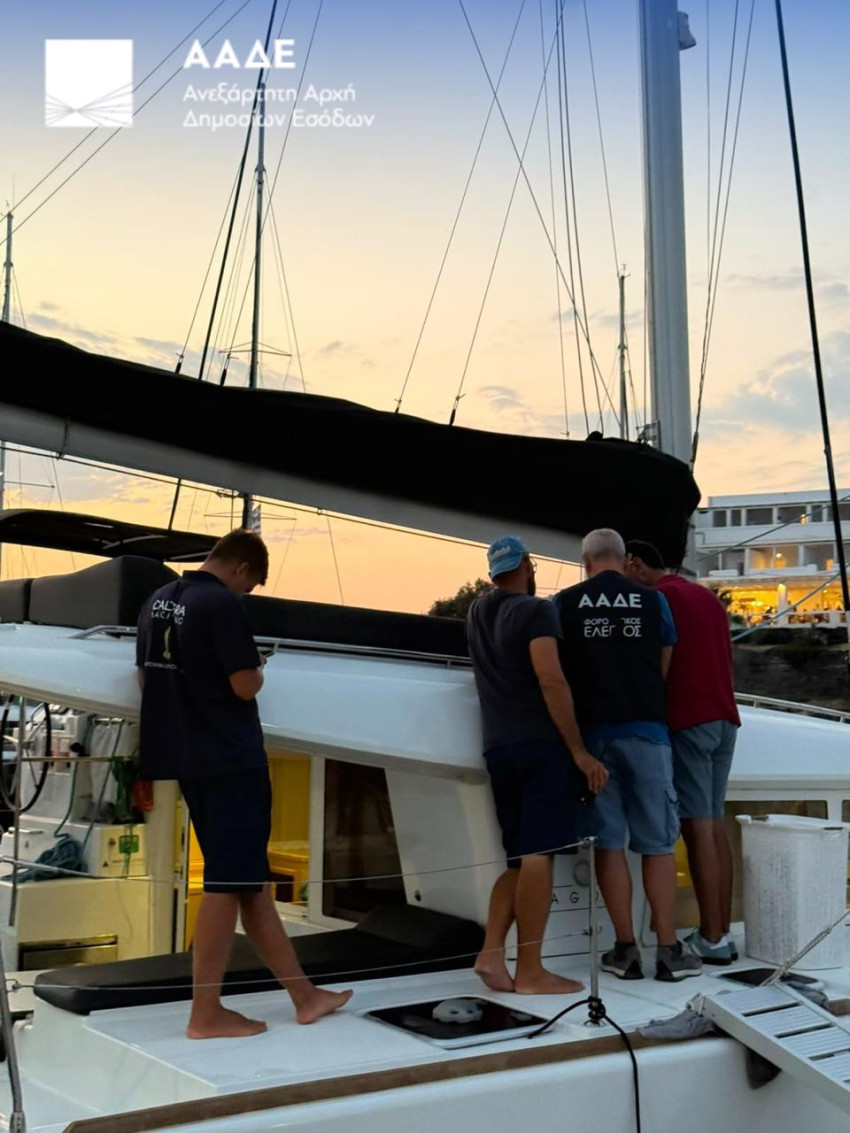 Έλεγχοι ΑΑΔΕ σε τουριστικά σκάφη στη Σαντορίνη/ φωτο: ΔΤ