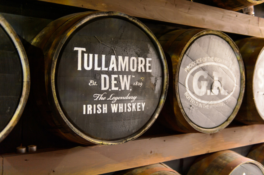 Βαρέλια με ιρλανδέζικο ουίσκι Tullamore / Φωτογραφία: Shutterstock