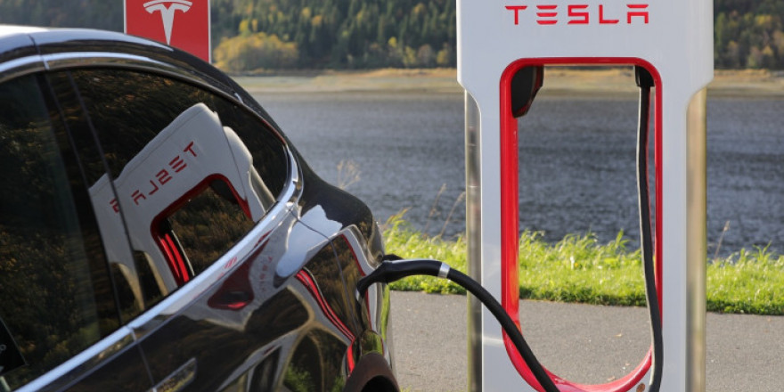 Η Ford συμμαχεί με την Tesla για τους σούπερ-φορτιστές