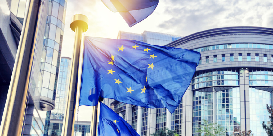 Η Ευρωπαϊκή Επιτροπή δαπανά εκατομμύρια για φωτογραφίες, βίντεο και μακιγιάζ	