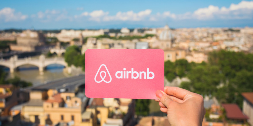 «Βρώμικα σεντόνια παντού και θόρυβος όλο το 24ωρο» - Η πόλη που θέλει να αντισταθεί στην «επέλαση» του Airbnb 