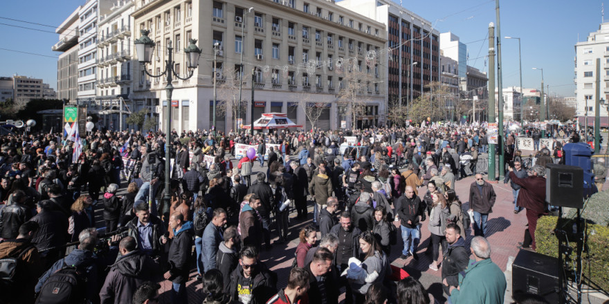 24ωρη απεργία: Σε εξέλιξη οι πορείες σε Αθήνα και Θεσσαλονίκη [εικόνες]