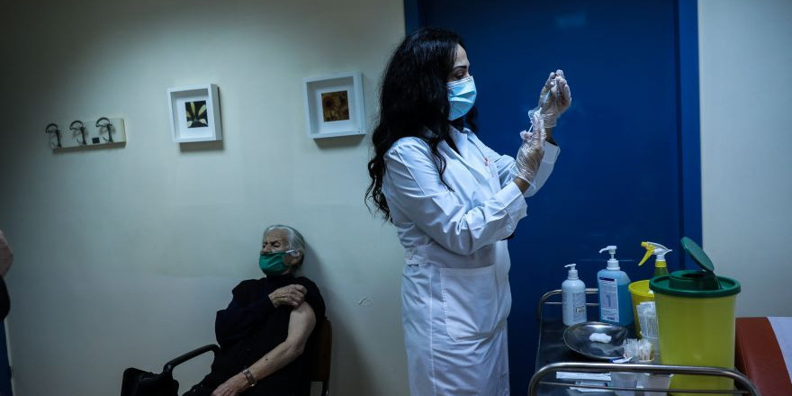 Εμβόλια: Ανοίγουν την Παρασκευή τα ραντεβού για τους 80 ως 84 ετών