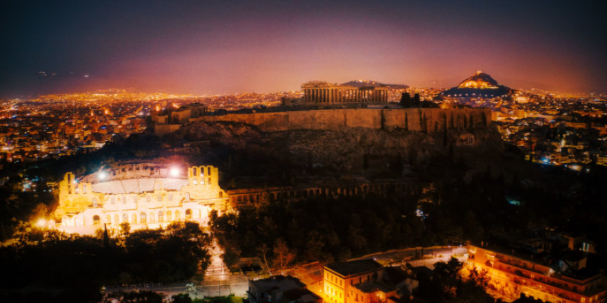 Ωρα της Γης: Μνημεία σε μεγάλες πόλεις κατέβασαν το διακόπτη
