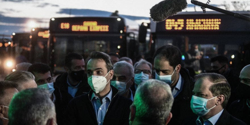 Στους δρόμους της Αθήνας τα πρώτα λεωφορεία με leasing – Στο αμαξοστάσιο ο πρωθυπουργός