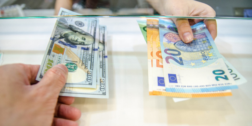 Συνάλλαγμα: Το ευρώ ενισχύεται 0,48%, στα 1,0455 δολάρια