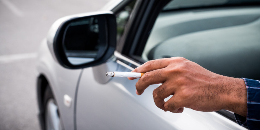 Τι πρόστιμα προβλέπονται για τη ρίψη αναμμένου τσιγάρου από αυτοκίνητο