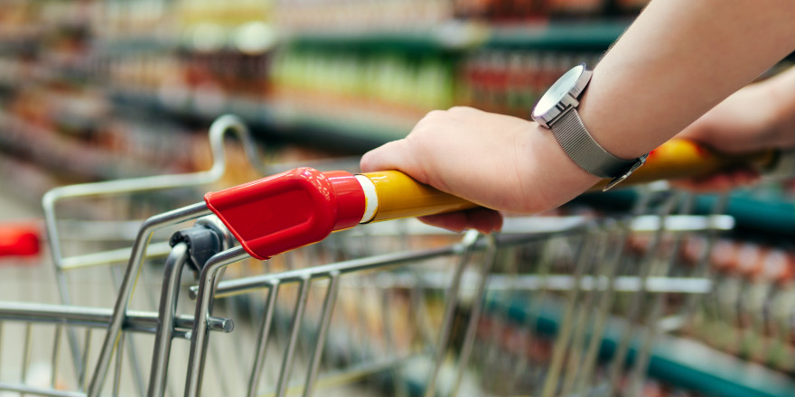 The Telegraph: Η βρετανική κυβέρνηση θα ζητήσει τη συγκράτηση των τιμών λιανικής από τα σούπερ μάρκετ