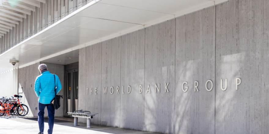 Παγκόσμια Τράπεζα: Επένδυσε 15 δισ. δολάρια στα ορυκτά καύσιμα