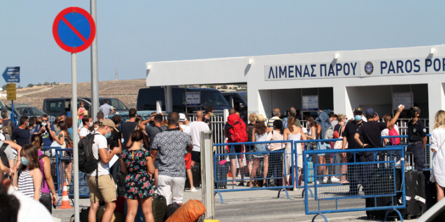 «Επίγειος παράδεισος» για τους Σέρβους η Πάρος