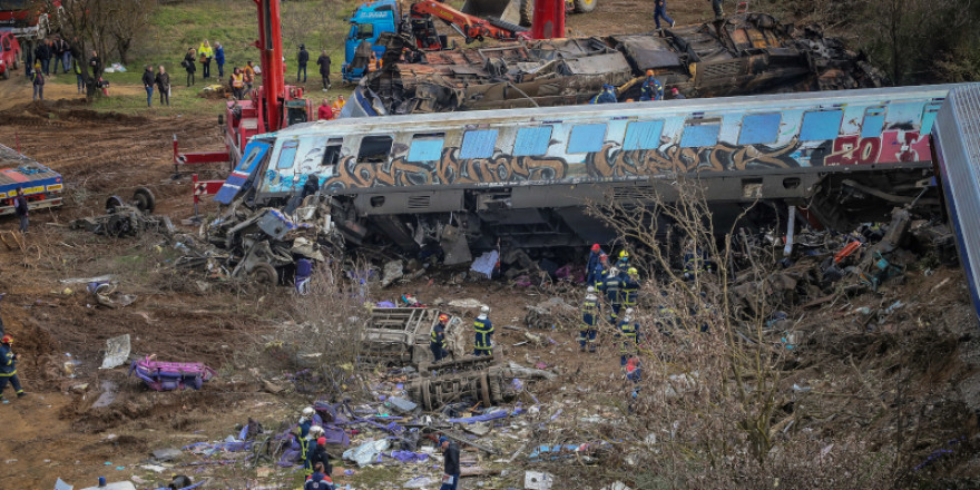 Σύγκρουση τρένων στα Τέμπη: 38 νεκροί, 66 τραυματίες, 6 διασωληνωμένοι -Ψάχνουν για εγκλωβισμένους στα βαγόνια 1-2