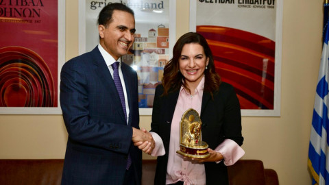 Η Όλγα Κεφαλογιάννη με τον πρέσβη του Κατάρ