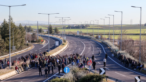 Συμβολικός αποκλεισμός της εθνικής οδού στο ύψος του κόμβου της Νίκαιας στη Λάρισα απο αγρότες. Τρίτη 6 Φεβρουαρίου 2024. (EUROKINISSI)