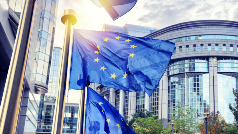Σημαίες της Ε.Ε. κυματίζουν μπροστά από το κτίριο του Ευρωπαϊκού Κοινοβουλίου/Φωτογραφία: Shuttestock