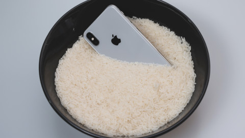 Ένα iPhone σε ένα μπολ με ρύζι 