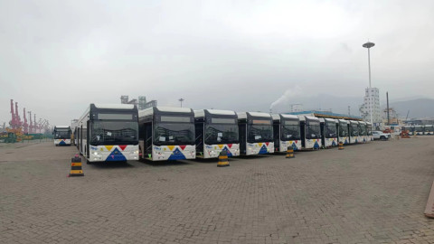 Τα ηλεκτρικά λεωφορεία στο λιμάνι Lianyungang/Φωτογραφία: ΟΑΣΘ