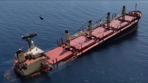 Μισοβυθισμένο μετά την επίθεση των Χούθι το φορτηγό πλοίο Rubymar