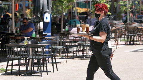 Σερβιτόρα σε καφετέρια