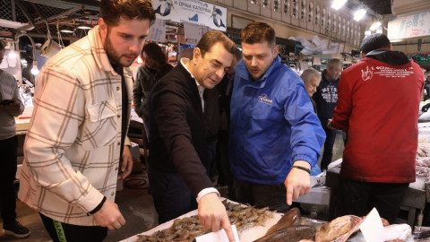 Ο Κώστας Σκρέκας στην ψαραγορά της Αθήνας