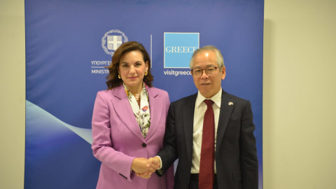 Η Όλγα Κεφαλογιάννη με τον νέο πρέσβη της Ιαπωνίας