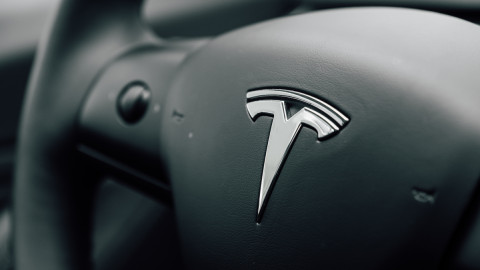 Τιμόνι με το σήμα της Tesla