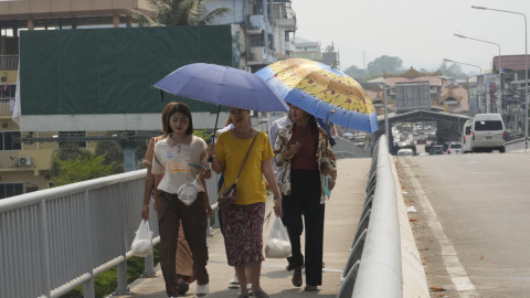 Πολίτες στην Ταϊλάνδη προσπαθούν να προστατευτούν από τη ζέστη 