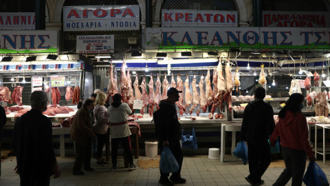 Κόσμος στη Βαρβάκειο αγορά 