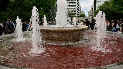 Κόκκινη μπογιά πέταξαν στον συντριβάνι του Συντάγματος συμμετέχοντες στις απεργιακές κινητοποιήσεις