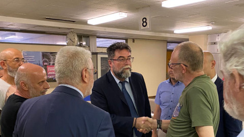 Ο Βασίλης Οικονόμου με τους εργαζόμενους του ΟΣΕ