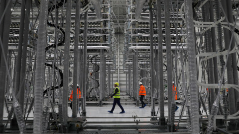 Φωτογραφία που δόθηκε στη δημοσιότητα την Κυριακή 22 Δεκεμβρίου 2024 και εικονίζει τις κτιριακές εργασίες στο Σταθμό Μετατροπής Κουμουνδούρου στον Ασπρόπυργο, την Παρασκευή 20 Δεκεμβρίου 2024. Σημαντικό ορόσημο για το εθνικό σύστημα ηλεκτροδότησης αποτελεί η ολοκλήρωση, εβδομάδα της κατασκευής της Ηλεκτρικής διασύνδεσης Κρήτης-Αττικής η οποία μετά την εκτέλεση των απαραίτητων δοκιμών αναμένεται να τεθεί σε λειτουργία την άνοιξη του 2025. ΑΠΕ-ΜΠΕ/ΑΔΜΗΕ/ΓΙΩΡΓΟΣ ΒΙΤΣΑΡΑΣ