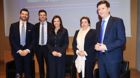 Ο Head of Southern CEE & Mediterranean Countries, Schroder Investment Management (Europe) S.A., German Branch κ. Δημήτρης Μπατζής, o Vice President, Account Manager Greece, Cyprus & UK, PIMCO κ. Βασίλης Μηλιάς, η Διευθύνουσα Σύμβουλος της Attica Bank, κ. Ελένη Βρεττού, η Head of Distribution Luxemberg & Eastern Mediterranean Countries BNP Paribas Asset Management, κ. Σοφία Δημοπούλου και ο δημοσιογράφος Απόστολος Μαγγηριάδης.