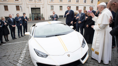 Ο Πάπας Φραγκίσκος και η εντυπωσιακή λευκή Lamborghini έξω από το Βατικανό