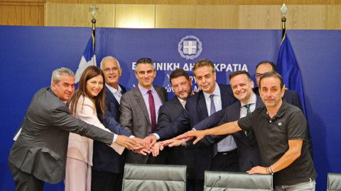Φωτογραφία από τις υπογραφές 