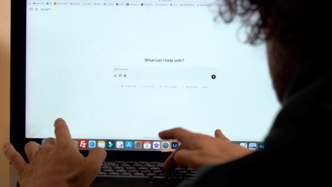 Άνθρωπος χρησιμοποιεί το ChatGPT