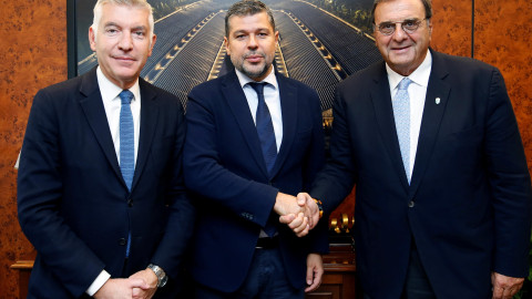 ο Γενικός Γραμματέας της Ελληνικής Ολυμπιακής Επιτροπής, κ. Στέφανος Χανδακάς, ο Πρόεδρος και Διευθύνων Σύμβουλος Ομίλου ΔΕΗ, κ. Γεώργιος Στάσσης και ο Πρόεδρος της Ελληνικής Ολυμπιακής Επιτροπής, κ. Ισίδωρος Κούβελος   