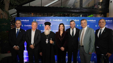 Ο κ. Ηροδότου, Πρόεδρος της CrediaBank, ο κ. Αρναουτάκης, Περιφερειάρχης Κρήτης, ο Σεβασμιότατος Αρχιεπίσκοπος Κρήτης Ευγένιος, η κ. Βρεττού, CEO της CrediaBank, o κ. Δραμουντάνης, Επικεφαλής Δικτύου Περιφέρειας Κρήτης της CrediaBank, ο κ. Χαρμανδάρης, Πρόεδρος του ΙΤΕ, ο κ. Ηλιάδης Chief Retail & Wealth Management Officer της CrediaBank