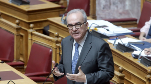 Ο Νίκος Παπαθανάσης στη Βουλή 