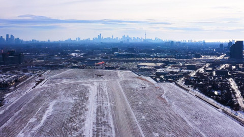 Εγκαταλελειμμένο αεροδρόμιο μεταμορφώνεται σε πόλη