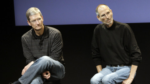 Ο Τιμ Κουκ με τον Στιβ Τζομπς σε εκδήλωση της Apple 