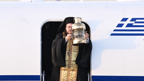 Υποδοχή του Άγιο Φωτός στην Ελλάδα / Φώτο: EUROKINISSI