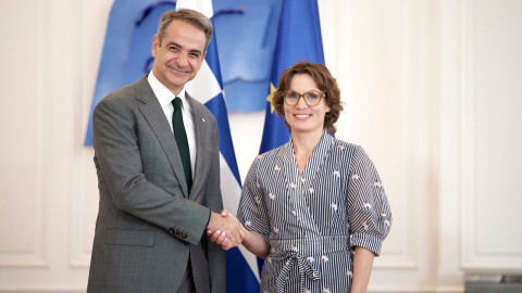 O πρωθυπουργός Κυριάκος Μητσοτάκης με την Ευρωπαία επίτροπο Περιβάλλοντος, Ανθεκτικότητας των Υδάτων και Ανταγωνιστικής Κυκλικής Οικονομίας Γέσικα Ρόσβαλ