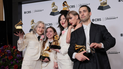 Οι νικητές των Grammy 2024, Phoebe Bridgers, Julien Baker και Lucy Dacus των Boygenius, Taylor Swift και Jack Antonoff ποζάρουν με τα βραβεία τους 