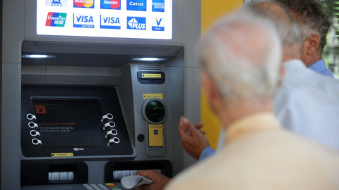 Συνταξιούχοι σε ΑΤΜ 