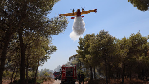 Πυροσβεστικά οχήματα και ελικόπτερο σε κατάσβεση φωτιάς