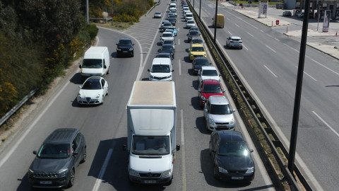 Αυτοκίνητα στην Εθνική Οδό Αθηνών - Κορίνθου