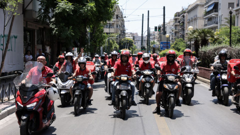 Στιγμιότυπο από πορεία διανομέων της e-food