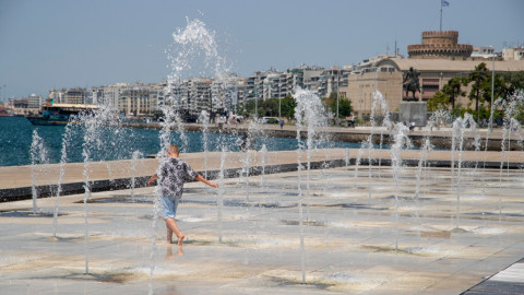 Καύσωνας, παιδί σε συντριβάνι στη Θεσσαλονίκη