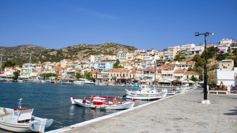 Σπίτια και βάρκες σε λιμανάκι